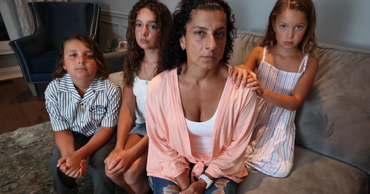This Toronto mom says she reported a hostile passenger on her Air Canada flight, and then got kicked off &mdash; along with her kids&nbsp;